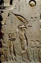 ЭХНАТОН (Аменхотеп IV), 10-й египетский фараон 18-й династии, поклоняется богу Атону, который изображен в виде солнечного диска. Египетский музей, Каир